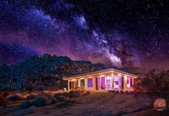 The House of Intellect - Large Pool Outdoor Shower Spa allows 18 year olds to book a room