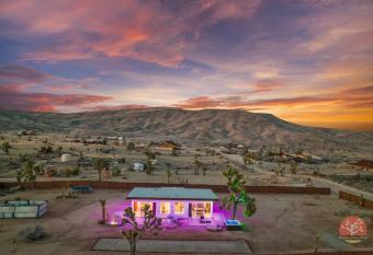 Curious Crib - CENTRAL Location Cowboy Pool Spa allows 18 year olds to book a room