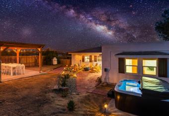 Zen Oro - 2BD 2BR with Hot Tub has rooms with a private hot tub