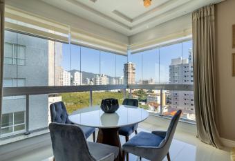 Apto a poucos passos da Praia em Itapema RMD902 has rooms with a private hot tub