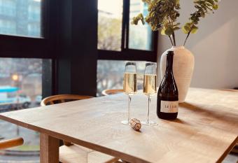 Load shedding free luxury city centre apartment with rooftop pool by CTICC has rooms with a private hot tub