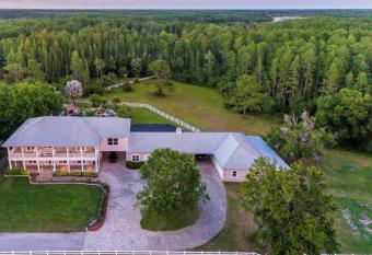 Southern Plantation Oasis has rooms with a private hot tub