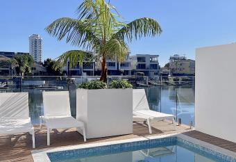 E.S. Surfers Paradise has Balcony rooms