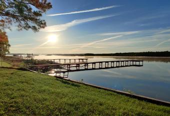 Whispering Pines on Lake(Woods/Hot tub/Kayak) has rooms with a private hot tub