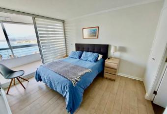 Habitaci  n ba  o privado y maravillosa vista al mar allows 18 year olds to book a room