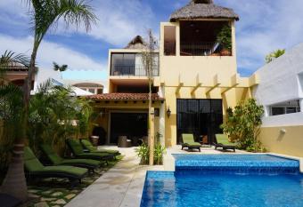 Casa Perla has rooms with a private hot tub