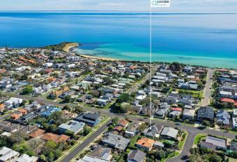 Picture-Perfect Mornington Getaway allows 18 year olds to book a room