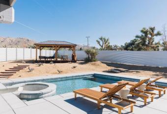 Jackrabbit Pool SPA Family - Friendly has rooms with a private hot tub