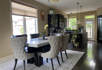 Happy House has rooms with a private hot tub