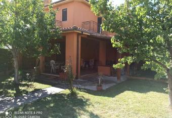 Villa 5 min dal mare 15 dal lago has rooms with a private hot tub