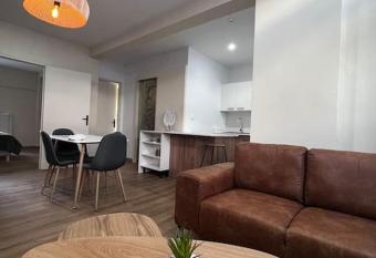 La perle cr  ole allows 18 year olds to book a room