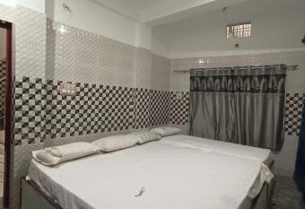 SINGH SADAN has Smoking/Balcony rooms