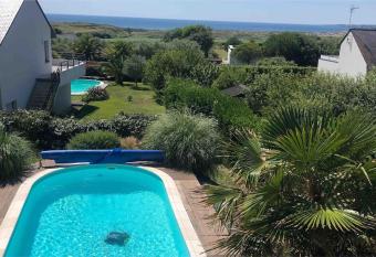 Maison spacieuse avec piscine allows 18 year olds to book a room