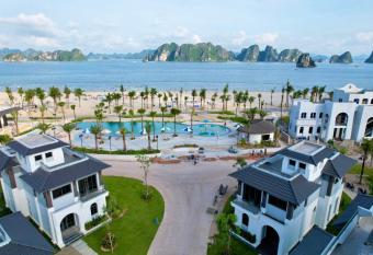 Lavender Sonasea V  n      n, Qu   ng Ninh allows 18 year olds to book a room