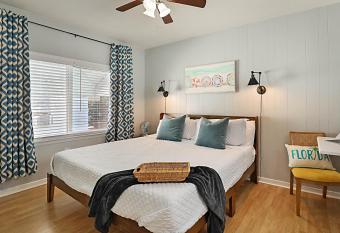 Steps to Beach & Downtown! Cozy Beach Bungalow #1 has Balcony rooms