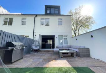 Bon Ella has rooms with a private hot tub