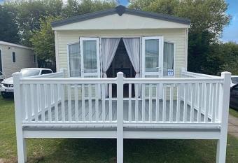 Modern 6 Berth Static Caravan, Hunstanton has Balcony rooms