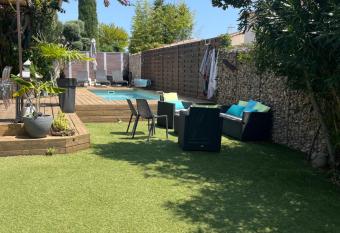 Chambre d   h  te dans villa avec piscine et jacuzzi allows 18 year olds to book a room