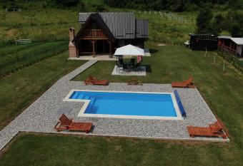 Vikendica sa bazenom MAGNUM has Balcony rooms