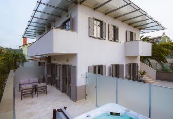 Apartment Aphrodite with Swimming Pool and privat Jacuzzy has rooms with a private hot tub