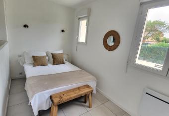 Bel appartement avec jardin de 30m2 , climatis   avec parking et arriv  e autonome has Balcony rooms