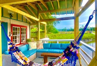 Creekside Paradise has Balcony rooms