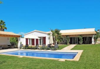 Casa Carolina - Cala Murada Villas allows 18 year olds to book a room