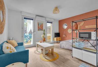 Centre ville avec SPA privatif has rooms with a private hot tub