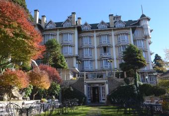 Cedar Inn allows 18 year olds to book a room