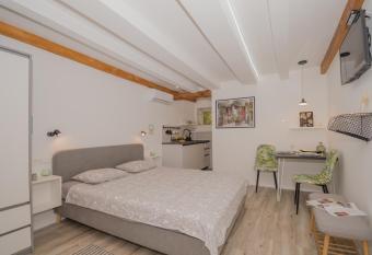 DeCoR Kut has Balcony rooms