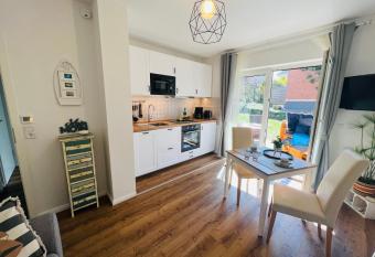 SeeLund...ruhiges, sonniges Apartment mit Garten und Terrasse N  he Ostsee/Strand has Balcony rooms
