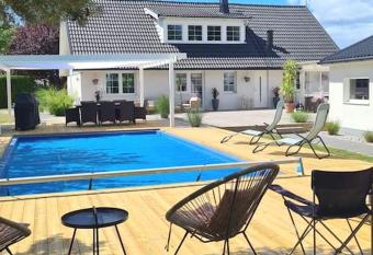 POOL VILLA N  RA K  PENHAMN OCH HAVET has rooms with a private hot tub