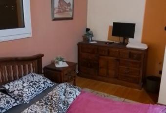 House Near Airport Pallini Metro Station has Smoking/Balcony rooms