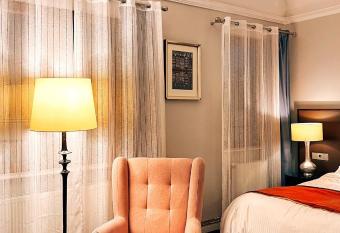 Excelsior INN has Balcony rooms