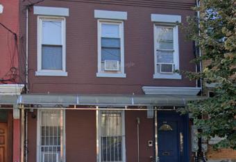 2 Spacious Apartments Oasis to choose from 20 Min from Manhattan in a Quiet Neighborhood allows 18 year olds to book a room