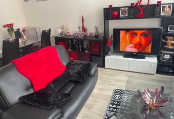 CHEZ Farida has rooms with a private hot tub