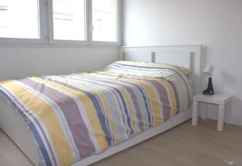 Studio Paris Sud    c  t   du m  tro allows 18 year olds to book a room