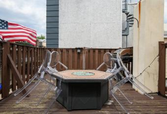 The Tree House Queen Village has Balcony rooms