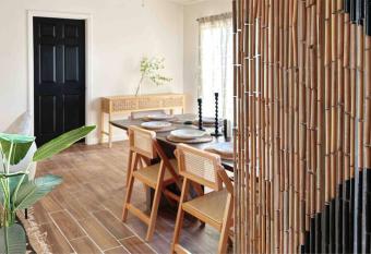 Desert view sunset house Joshua Tree NP has rooms with a private hot tub