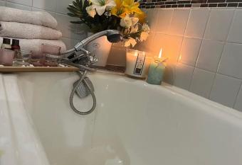 Le Bon emplacement has rooms with a private hot tub