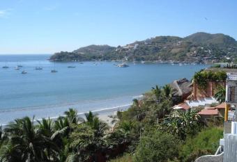 Vista Bahia Zihua has Balcony rooms