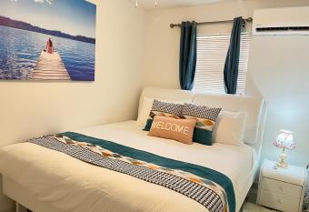 Lovely Apartment with King Size bed in Venetian Road has Balcony rooms