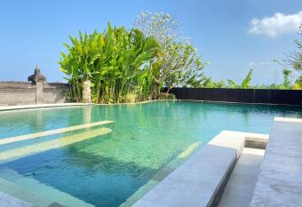 Medewi Surf Villa Luxury has rooms with a private hot tub