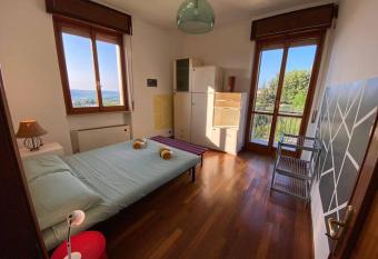 Un Tetto Sulle Nuvole by SMART-HOME has Balcony rooms