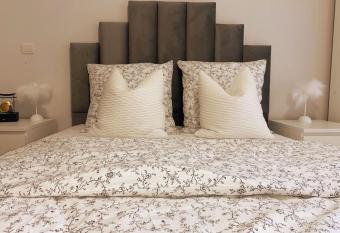 Les Grenats has Balcony rooms