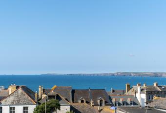 4 Bedroom House has Balcony rooms