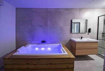 appartement avec jaccuzzi 15 min du centre de lyon has rooms with a private hot tub