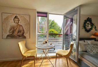 Twickenham studio private apartment has Balcony rooms