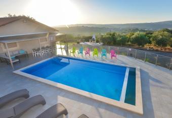 Villa Glory allows 18 year olds to book a room