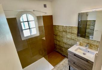 Maison de Mireille et Bernard has Balcony rooms